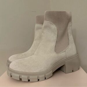 Sincerely Jules Neutral Chelsea Boots Size 8.5